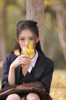 女生跷二郎腿自慰
